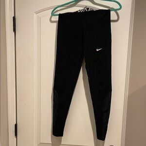 Nike pro mid rise Black legging with mesh side.